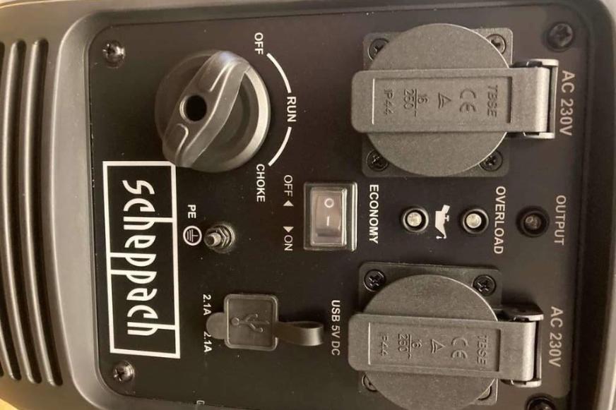 Die Anschlüsse des Scheppach SG2500i  Notstromaggregats in der Nahaufnahme.